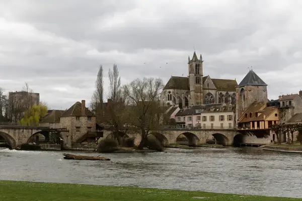Monte Escalier Access Pose monte escalier Moret-Loing-et-Orvanne